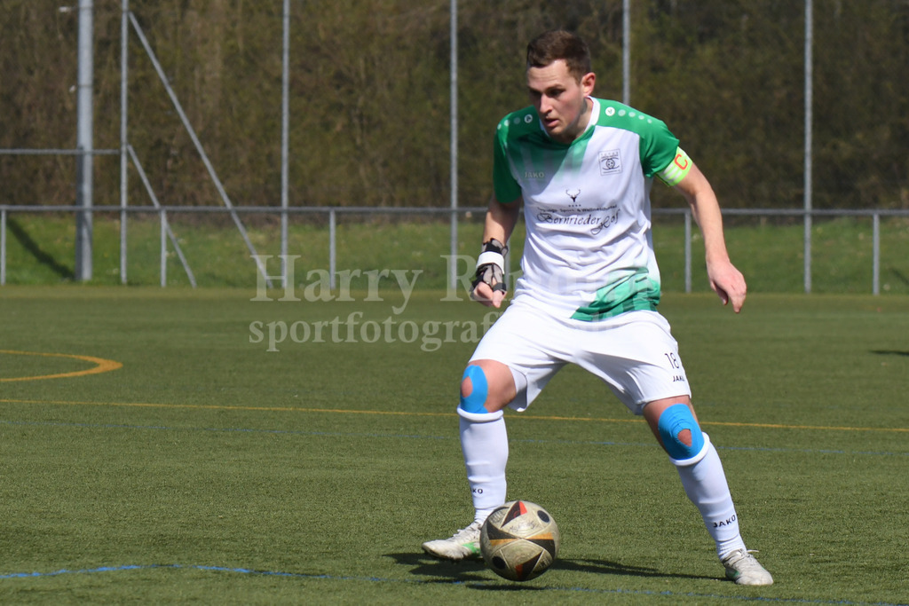 SpVgg GW Deggendorf : SV Hofkirchen | Matthias Schaefer (SpVgg GW Deggendorf #18) - Realisiert mit Pictrs.com