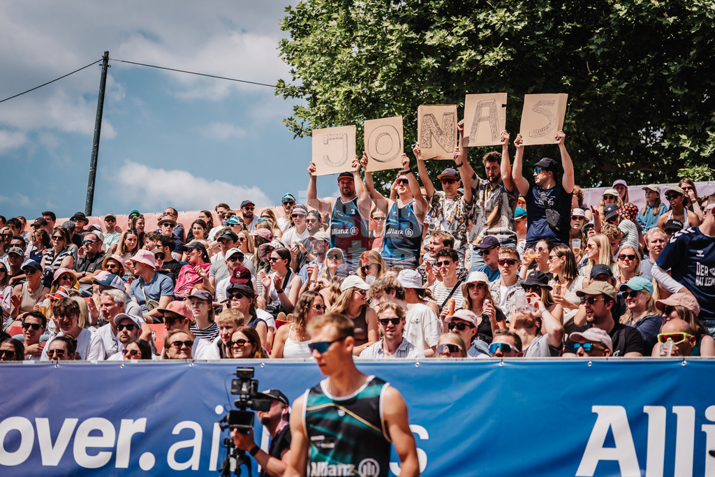 Beachvolleyball | Männer | Allianz German Beach Tour 2025 | Tourstop Düsseldorf | 17.05.2025 | Fans halten Schilder für Jonas Reinhardt in die Luft