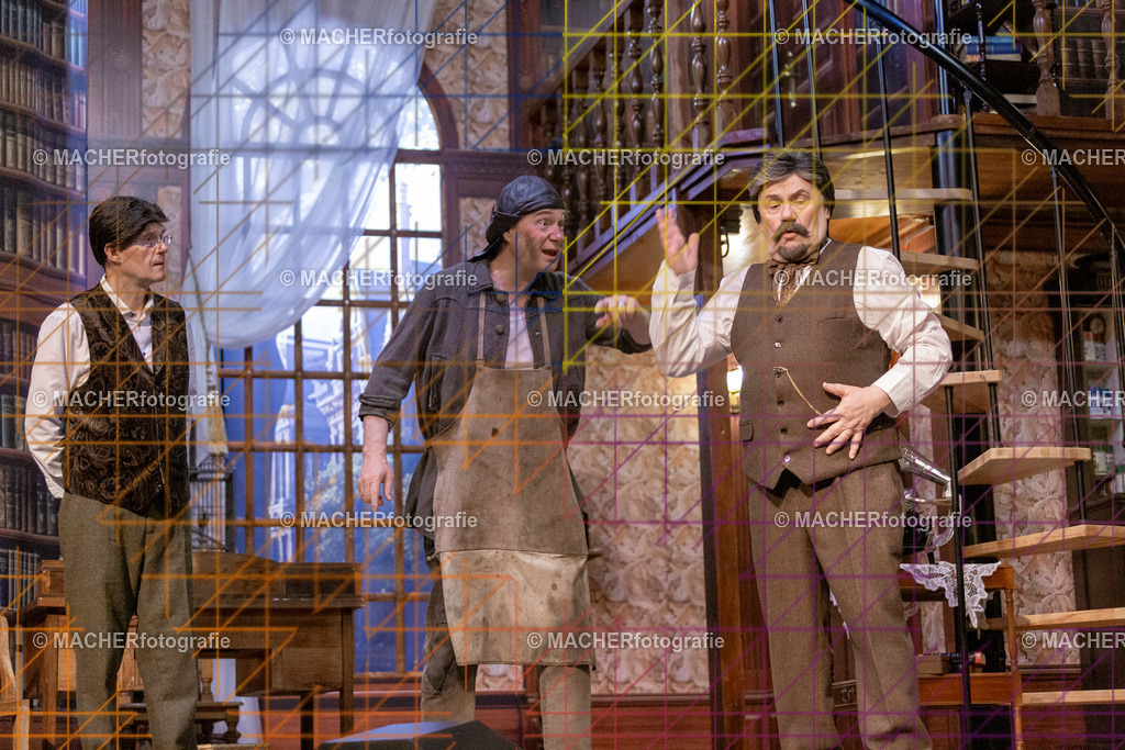 183_MFL-2025 | Portraitbilder von Regisseur; Darsteller; Techniker; Maske; Kostüme; Chor; Musiker; Bilderserie der Generalprobe und der Premierenvorstellung, Szenenbilder; Ausdrucksstudien; Bühnenüberblick; Bühnenkulissen; Pressefotos inkl. Redaktionsfoto Darstellergruppe.