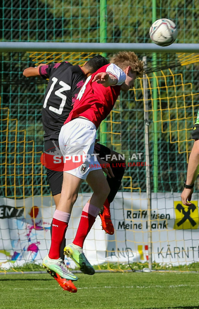 AUSTRIA U15 - MEXICO U15 | Jared Napoles (Mexico #13) MARCEL STÖHR (Austria #14) ; AUSTRIA U15 - MEXICO U15 am 29.04.2022 in Arnoldstein
(Sportplatz), AUSTRIA, (Photo by Ernst Krawagner sport-fan.at) - Realisiert mit Pictrs.com