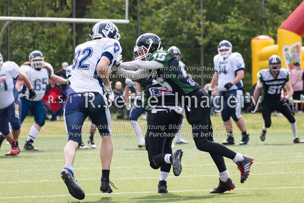Fußball, Saison 2022, Oberliga Nord, Hamburg Black Swans - Flensburg Sealoards, Swans Field (Hamburg), 07.05.2022, 1. Spieltag | Maximilian Christiansen (#82, Sealords), Dennis Winter (#16, Swans)
