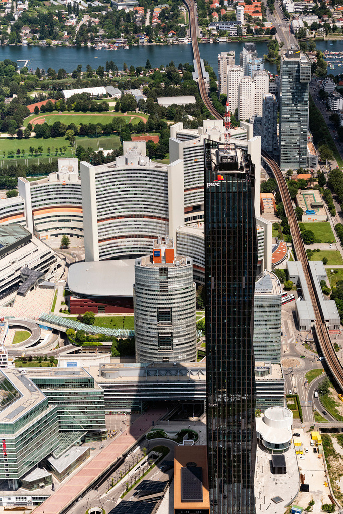 dr__0025065.jpg | WIEN 24.06.2019 Hochhaus- Ensemble mit dem DC Tower von dem Architekten Dominique Perrault und das Internationale Zentrum, im 1996 neu errichteten Stadtteil Donaustadt in Wien in Österreich. Weiterführende Informationen bei: Dominique Perrault Architecture. // High-rise ensemble of with dem DC Tower von dem Architekten Dominique Perrault in 1996 neu errichteten Stadtteil Donaustadt in Vienna in Austria. Further information at: Dominique Perrault Architecture. Foto: Daniel Reiter