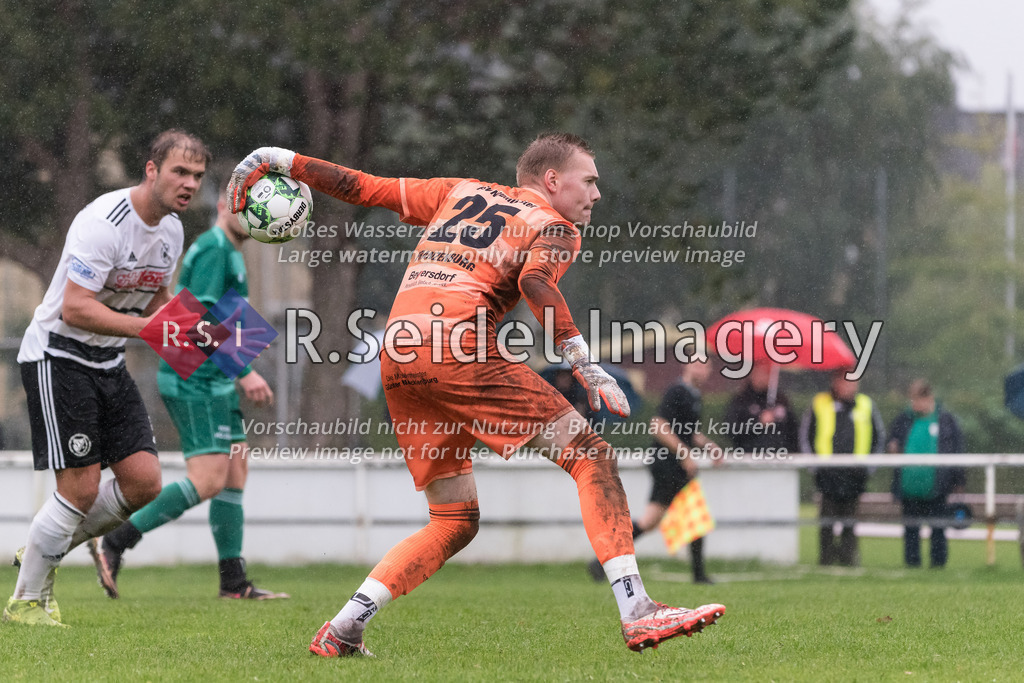 RS-1-014439 | Torben Franzenburg (#25, Neumünster, Torwart) bringt den Ball wieder ins Spiel