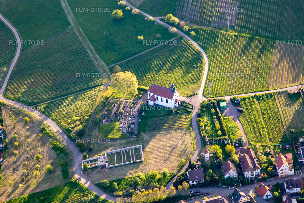 Friedhof und St. Dionysius Kapelle im Abendlicht | Luftbild: Friedhof und St. Dionysius Kapelle im Abendlicht im Ortsteil Gleiszellen in Gleiszellen-Gleishorbach im Bundesland Rheinland-Pfalz in Deutschland. Foto: IMG_140295.jpg vom 23.04.2024 durch ©2025 Werner Riehm fly-foto.de/copyright - Realisiert mit Pictrs.com