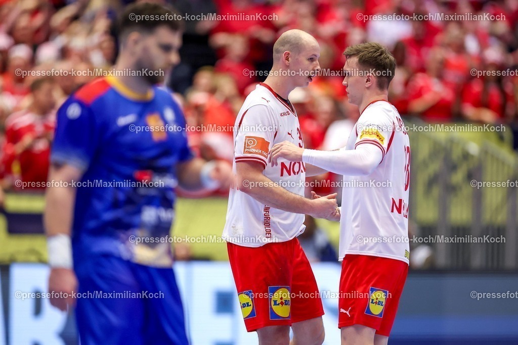 EHF18012602125 | 18.01.2026, Handball, Men's EHF EURO 2026, Dänemark - Rumänien, Jyske Bank Boxen in Herning, Dänemark, Preliminary Round:  Simon Hald Jensen (Denmark #34) neben  Mads Hoxer Hangaard (Denmark #38) nach dem Sieg gegen Rumänien 