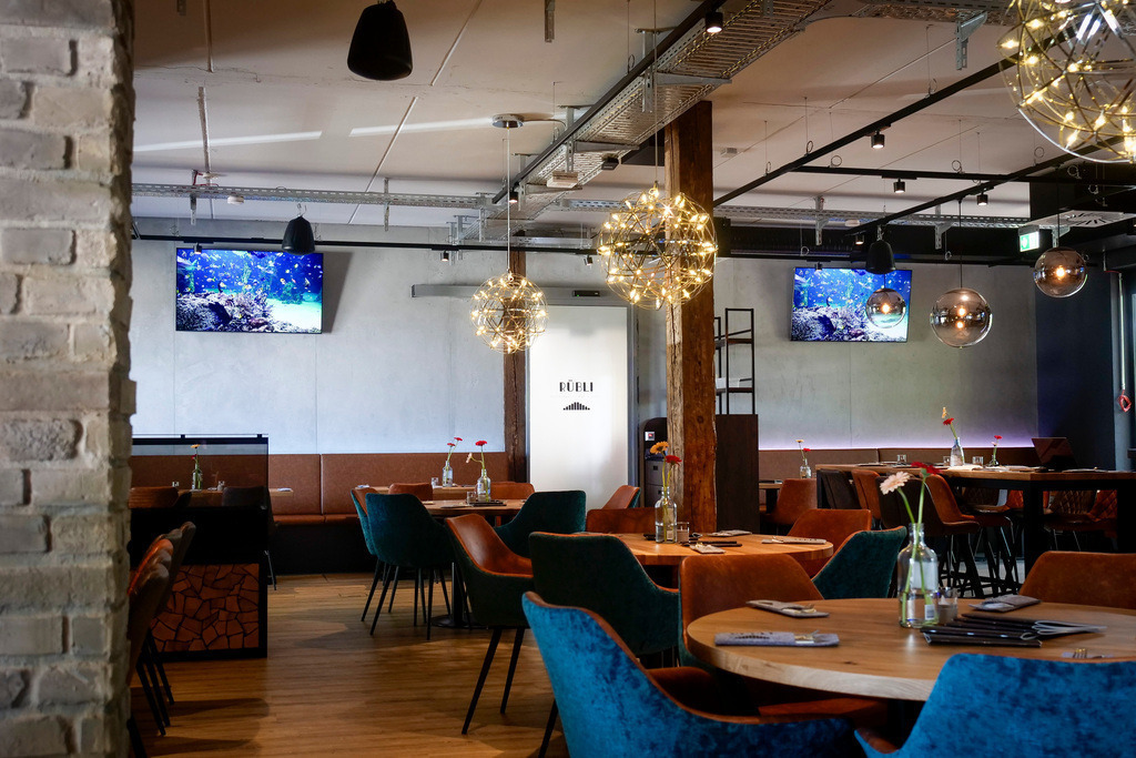Scheune | Freiberg am Neckar - in Freiberg ist eine alte Scheune am Bahnhof in ein Restaurant mit Hotel umgebaut worden - Realisiert mit Pictrs.com