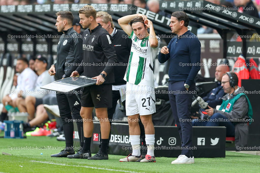 BMG14092402150 | 14.09.2024, 1. Fußball Bundesliga, Borussia Mönchengladbach - VfB Stuttgart, Borussia-Park, Saison 2024 2025: Rocco Reitz (Bor. Mönchengladbach #27) bei der Auswechselung neben Cheftrainer Gerardo Seoane (Bor. Mönchengladbach Trainer)DFB regulations prohibit any use of photographs as image sequences and or quasi-video.