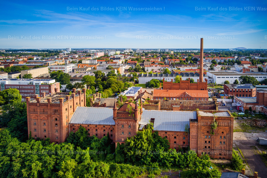 Alte Diamant Brauerei Neustadt Lübecker Straße-0009 | VEB Diamant-Brauerei Magdeburg Neustadt. Im Jahr 1947  firmierte sie als VEB Diamant-Brauerei Magdeburg-Neustadt.1991 wurde die Diamant-Brauerei 100%ige Tochter der ehemaligen Ersten Kulmbacher Aktienbrauerei. Bis 1994 wurde auf dem Firmengelände in der Neuen Neustadt Bier gebraut. Bis Ende der 1990er Jahre ließ die Brau und Brunnen Diamant-Bier noch in anderen zur Gruppe gehörenden Brauereien produzieren. Das Brauereigelände der Diamant Brauerei ist größtenteils zu einer Industrieruine geworden und wird nun zu modernen Wohnungen ausgebaut. - Realisiert mit Pictrs.com