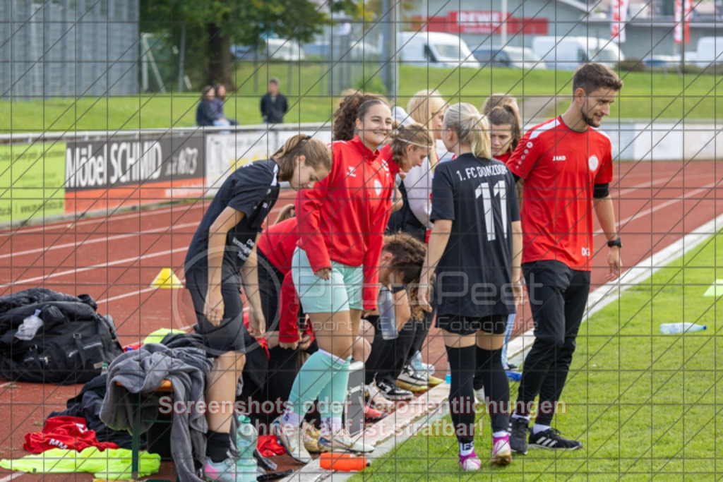 20250928_145227_0688 | #,1.FC Donzdorf (schwarz) vs. TV Derendingen (rot), Fussball, Frauen-Verbandsliga Württemberg, 03. Spieltag, Saison 2025/2026, Rasenplatz Lautertal Stadion, Süßener Straße 16, 73072 Donzdorf, 28.09.2025 - 13:00 Uhr,Foto: PhotoPeet-Sportfotografie/Peter Harich
