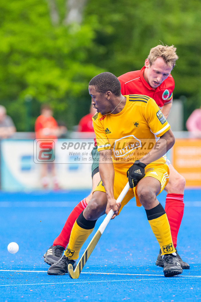 HK_20230507_108025 | 1. Bundesliaga Herren Creefelder HTC - Harvestehuder THC  am 7.5.2023 Crefelder HTC ( CHTC ), Krefeld  , Friedrich Elias ( Crefelder HTC #20 ) , Ntuli Nqobile Mansuet ( Harvestehuder THC #16 )
