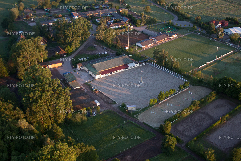 Rennstrecke der Rennbahn - Trabrennbahn Billigheim | Luftbild: Rennstrecke der Rennbahn - Trabrennbahn Billigheim in Billigheim-Ingenheim im Bundesland Rheinland-Pfalz in Deutschland. Foto: IMG_64545.jpg vom 04.05.2014 durch Werner Riehm/FLY-FOTO.de - Realisiert mit Pictrs.com