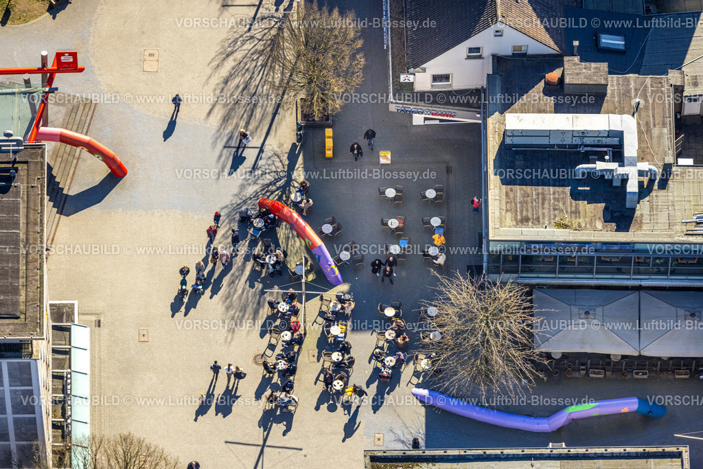 Velbert240301540 | Luftbild, Außen-Gastronomie bei Sonnenschein am Cafe mit Eisdiele, Gäste an Tischen und Stühlen, Kunst Skulturen, Velbert, Ruhrgebiet, Nordrhein-Westfalen, Deutschland