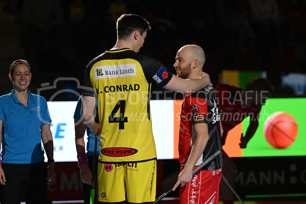 HC Rychenberg vs Floorball Köniz - 18. Dezember 2022 | HC Rychenberg vs Floorball Köniz
AXA Arena, Winterthur
Nils Conrad (#4 HC Rychenberg) und Jan Zaugg (#61 Floorball Köniz) vor dem Spiel.
Bild: Sportfotografie Markus Aeschimann | www.markus-aeschimann.ch - Realisiert mit Pictrs.com