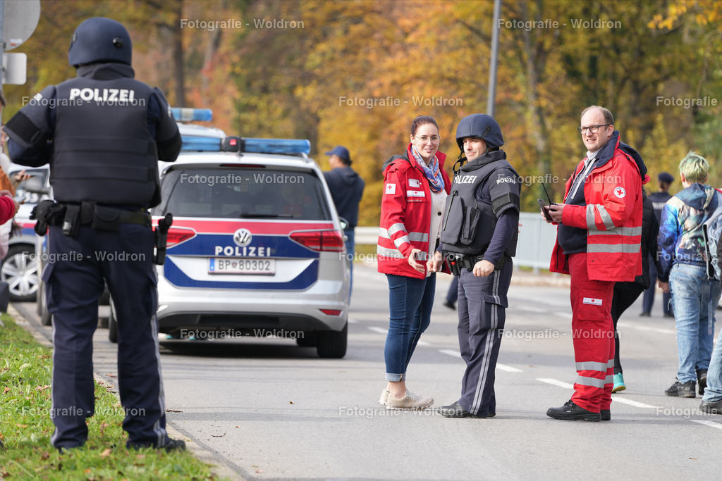 20221111 Amoklauf in Mittelschule Haselstauden | DORNBIRN, OESTERREICH - 11. NOVEMBER: Polizeieinsatz waehrend des Amoklaufs in der Mittelschule Haselstauden in Mittelschule Haselstauden on November 11, 2022 in Dornbirn, Austria.