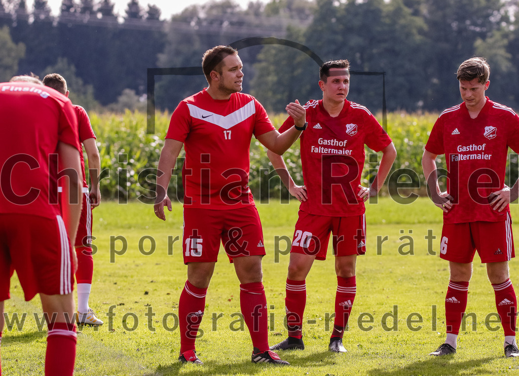 2023-09-17_083_DJK_Ottenhofen_gegen_FC_Finsing_II | Ottenhofen, Deutschland, 17.09.2023:
Fußball, Kreisklasse 2023 / 2024, 7. Spieltag, DJK Ottenhofen gegen FC Finsing II, Endergebnis: 3:0

Trainer Florian Hack (FC Finsing), Manuel Hierstetter (FC Finsing, #20), Maximilian Eberhardtg (FC Finsing, #6)

Foto: Christian Riedel / fotografie-riedel.net