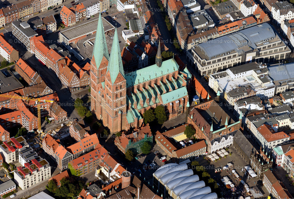 3293123 | Die Lübecker Marienkirche wurde zwischen 1265 und 1351 errichtet. Die Lübecker Markt- und Hauptpfarrkirche befindet sich auf dem höchsten Punkt der Lübecker Altstadtinsel, ist Teil des UNESCO-Welterbes Lübecker Altstadt und eine der größten Backsteinkirchen