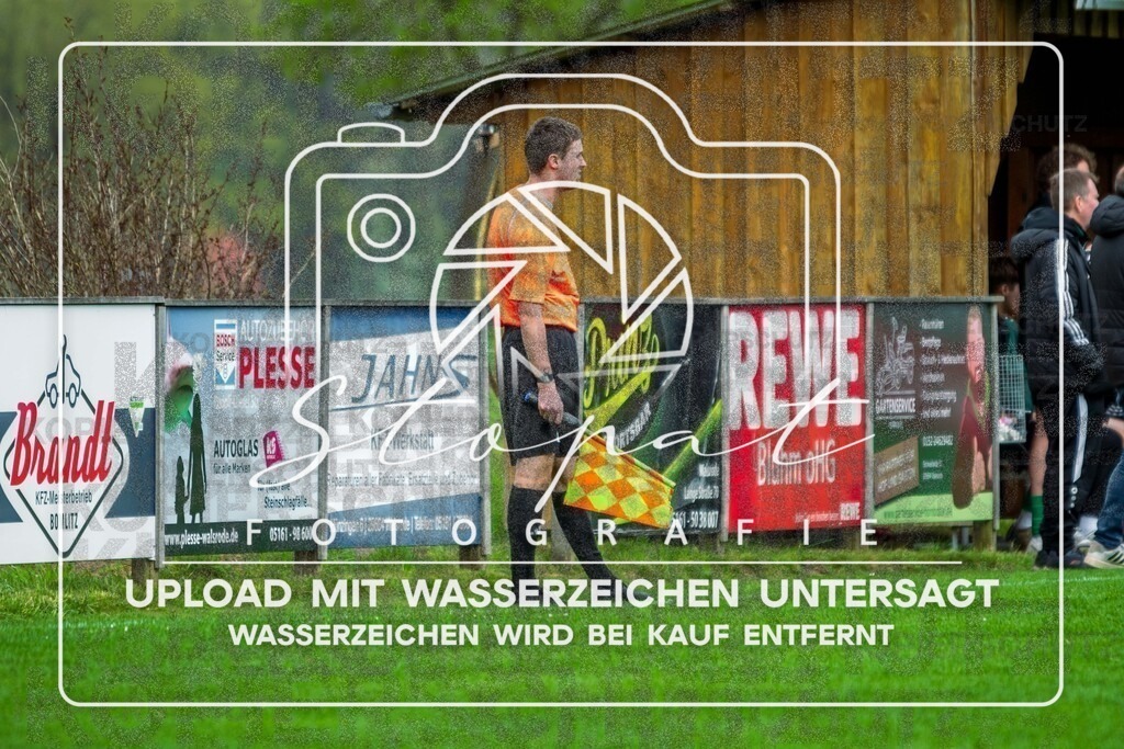 DSC_5972-Verbessert-RR | Sean Pfenning (Schiedsrichterassistent) beim Herren Kreisliga HK Spiel zwischen FG Fulde-Stellichte und TSV Wietzendorf im Fulder Zentralstadion, Fulde (Simon Paul Stopat) - Realisiert mit Pictrs.com