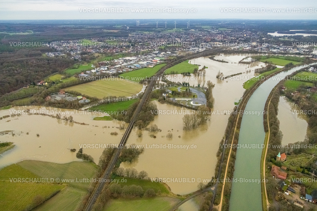 Haltern231204333Lippe | Luftbild vom Hochwasser der Lippe, Weihnachtshochwasser 2023, Fluss Lippe tritt nach starken Regenfällen über die Ufer, Überschwemmungsgebiet am ADAC Fahrsicherheitszentrum Haltern am See, Eisenbahnbrücke über den Fluss Lippe, Wesel-Datteln-Kanal, Hamm, Haltern am See, Ruhrgebiet, Nordrhein-Westfalen, Deutschland