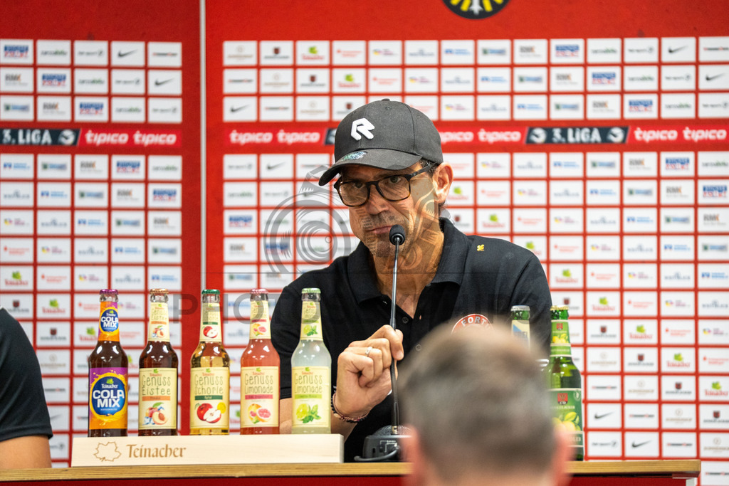 SG Sonnenhof Großaspach vs. Fortuna Köln, Fussball, 3. Liga, 1. Spieltag, 08.08.2026 | Matthias Mink (Cheftrainer Fortuna Köln) bei der Pressekonferenz,SG Sonnenhof Großaspach vs. Fortuna Köln, Fussball, 3. Liga, 1. Spieltag, 08.08.2026,DFB regulations prohibit any use of photographs as image sequences and/or quasi-video