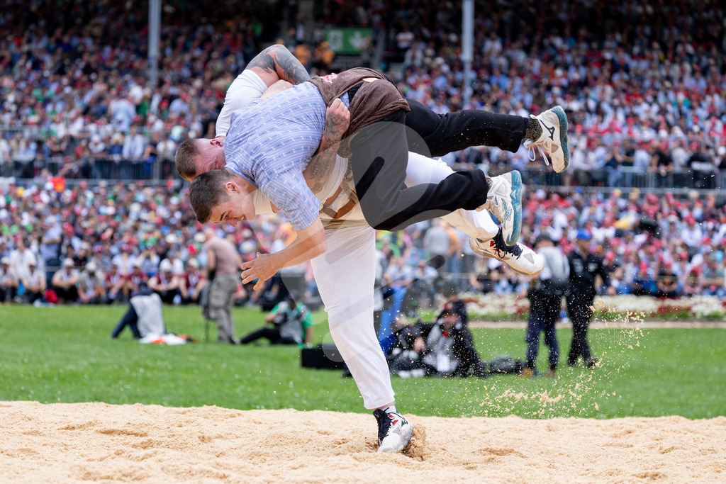 ESAF2025_03Gang_5166 | Die Schwinger des Schwyzer Kantonalen Schwingerverbandes: Fotos, die Dynamik und Leidenschaft festhalten, sowie emotionale Momente aus dem traditionellen Schwingsport zeigen. - Realisiert mit Pictrs.com