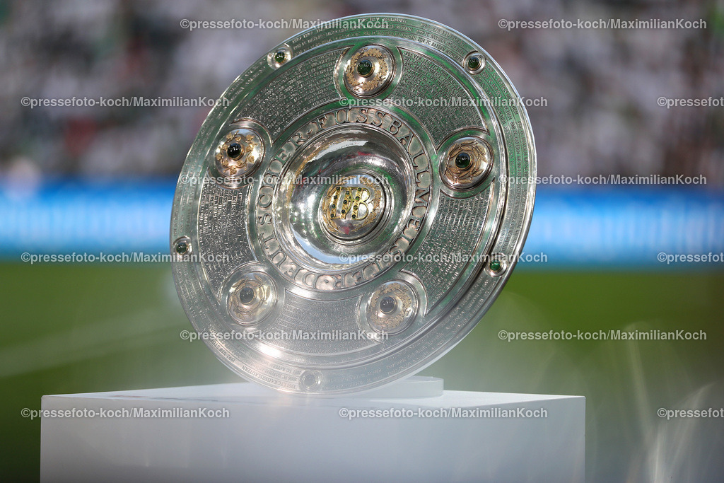 DMG23082401006 | 23.08.2024, 1. Fußball Bundesliga, Borussia Mönchengladbach - Bayer 04 Leverkusen, Borussia-Park, Auftaktspiel Saison 2024 2025: Feature Symbolbild Detail Nahaufnahme Meisterschale Pokal TrophäeDFB regulations prohibit any use of photographs as image sequences and or quasi-video.