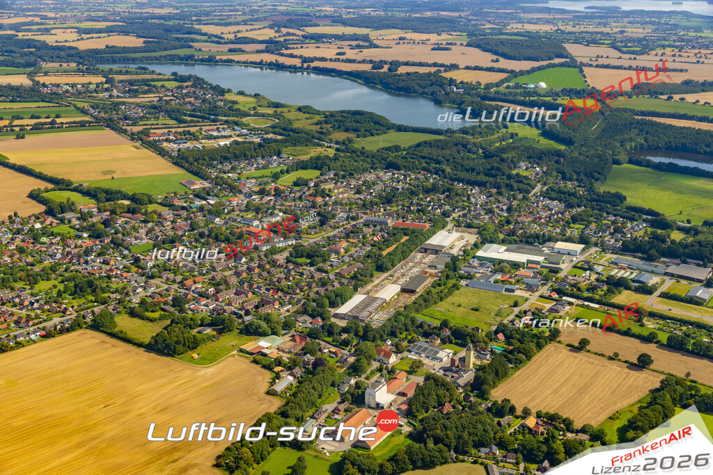 Neue Luftbildaufnahme der Stadt Wankendorf - Das Luftbild wurde 2025 vom UL-Flugzeug heraus erstellt ( keine Drohnenaufnahme ) - Hochauflösende Luftaufnahme - für Wandbilder und großformatige Ausdrucke geeignet. Das besondere Geschenk!Hier alle&nbsp;Infos zur Lizenzierung der LuftaufnahmeWir fliegen auch dieses Jahr wieder in Ihre Region um Luftbilder zu erstellen.- Luftbild anfragen