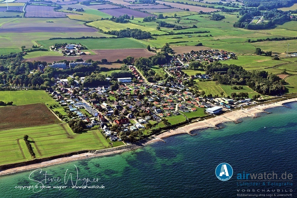 Luftbilder Schönhagen - Ein Muss für Wanderer und Naturfreunde | Sehenswürdigkeiten & AktivitätenSteilküste Schönhagen: Ein Muss für Wanderer und Naturfreunde. Entlang der Promenade führt ein Weg zur Steilküste, wo geologische und naturkundliche Führungen angeboten werden.Schloss Schönhagen: Ein historisches Gebäude aus dem 17. Jahrhundert, heute als Rehaklinik für Krebspatienten genutzt. Der umliegende Schlosspark lädt zum Spazieren und Verweilen ein und bietet einen schönen Blick auf die Architektur.
