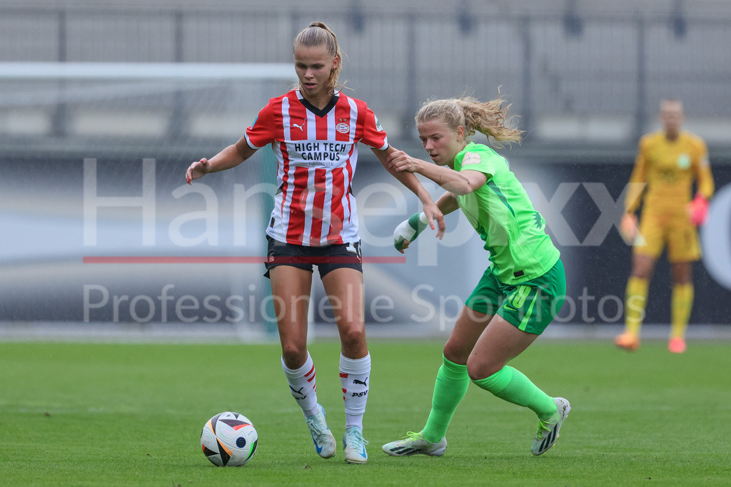 Fussball, Testspiel Frauen, VfL Wolfsburg - PSV Eindhoven | v.li.: Lore Jacobs (PSV Eindhoven, 17) und Justine Kielland (VfL Wolfsburg, 18) im Zweikampf, Duell, Dynamik, Aktion, Action, Spielszene