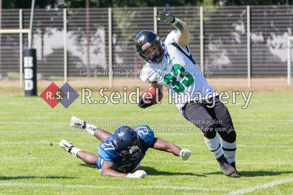 American Football, Saison 2022, Regionalliga Nord, Hamburg Blue Devils - Oldenburg Knights, Dr.-Hermann-Schnell-Sportplatz (Hamburg), 06.08.2022, 07. Gameweek | Christopher Stender (#27, Blue Devils, DB), Jannik Franke (#33, Oldenburg, RB)