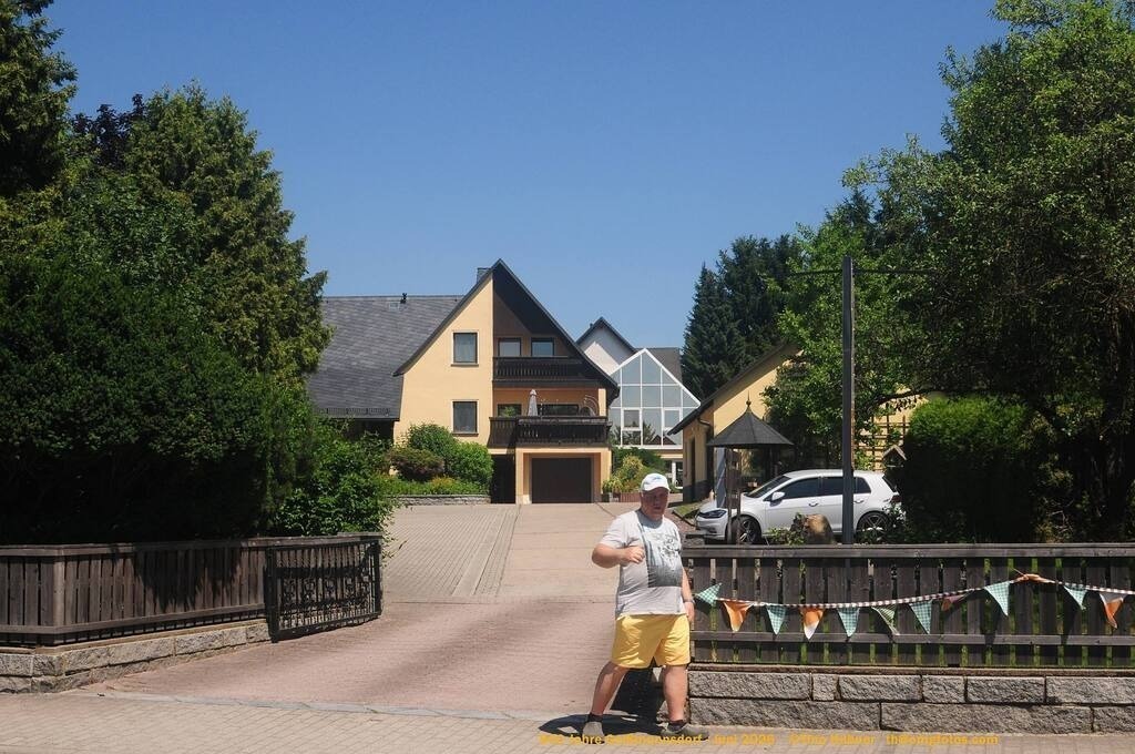 Geißmannsdorf-2026-Ortsbilder-275 | Geißmannsdorf bei Bischofswerda im Sommer 2026. Ein fotografischer Streifzug durch das Dorf Geißmannsdorf, mit Gebäuden, Straßen, Strohpuppen und geschmückten Vorgärten und Grundstücken anlässlich der 800-Jahr-Feier von Geißmannsdorf im Juni 2026 - Realisiert mit Pictrs.com