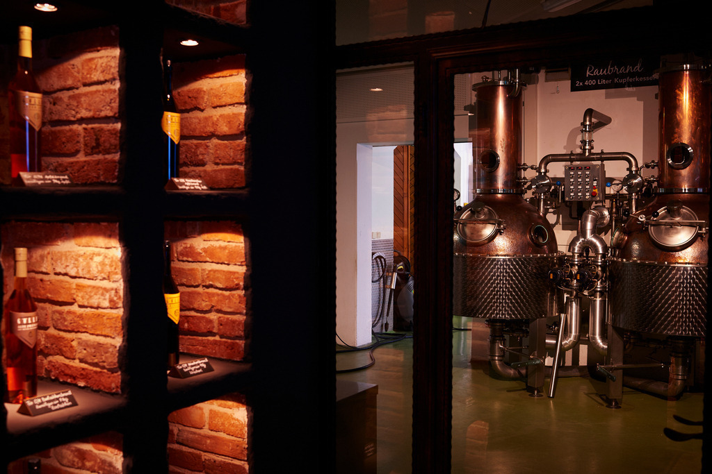 Blick auf die Brennkessel | Riegersburg, Austria - September 12, 2018: Gölles Manufaktur; Blick auf die kupfernen Brennkessel. - Realisiert mit Pictrs.com