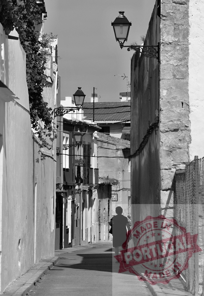 Woman walking through old town alley with streetlights | Woman walking alone down a narrow street in an ancient European city, shadows falling - Realisiert mit Pictrs.com