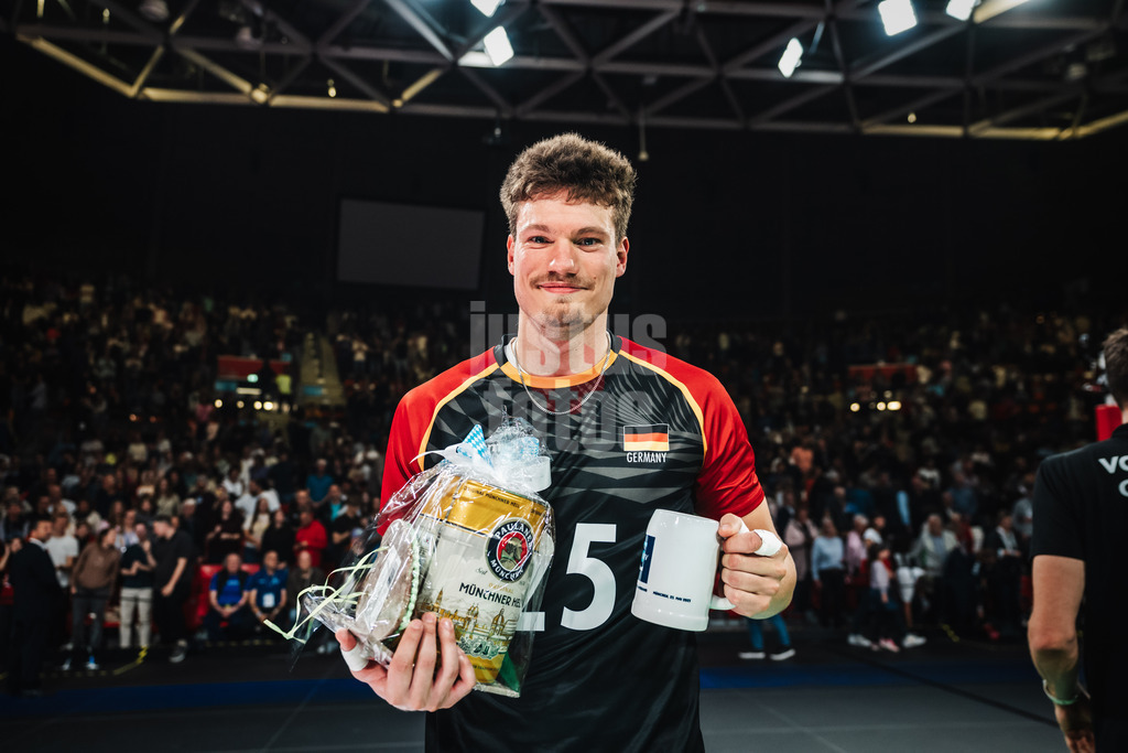 Volleyball | Männer | Testspiel | Deutschland vs. Italien | 26.05.2025 | Lukas Maase (#25, Deutschland) wird von den Fans zum wichtigsten Spieler des Spiels gewählt