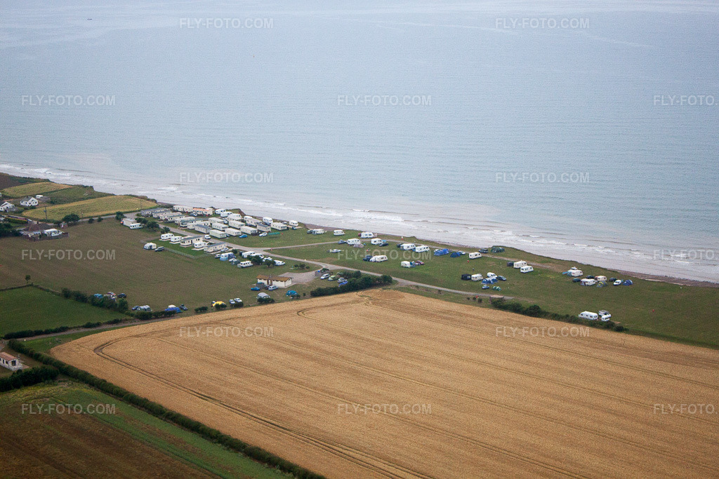 Aerial view: View of the town in Atwick in the state England, Great Britain. – Photo: IMG_58703.jpg taken on 07/20/2013 by Werner Riehm/FLY-FOTO.com – Resolution of the original: 4752 x 3168 px
