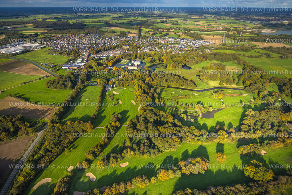 Isselburg241010255 | Luftbild, Golfclub Wasserburg Anholt e.V., Golfwiese mit Golf-Bunker, Schloss Wasserburg Anholt mit Schlosspark und Barockgarten, Ortsansicht Anholt, Isselburg, Niederrhein, Nordrhein-Westfalen, Deutschland