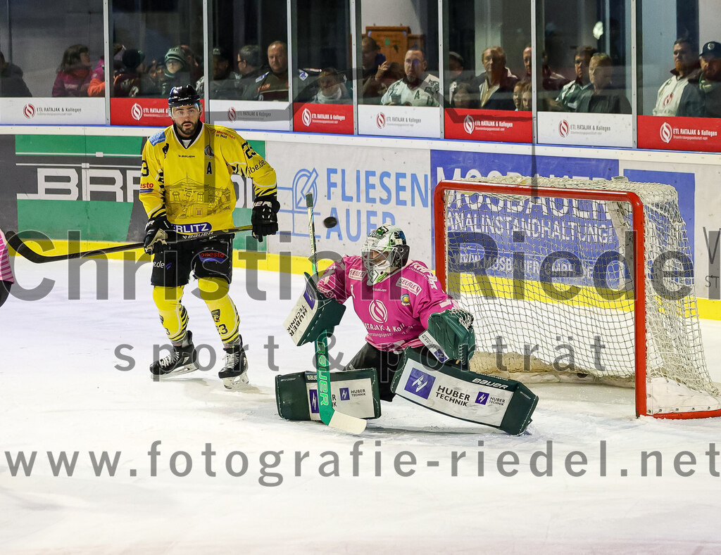 2025-10-10_092_TSV_Erding_gegen_onesto_Tigers_Bayreuth | Erding, Deutschland, 10.10.2025:Eishockey, Oberliga Süd 2025 / 2026, 7. Spieltag, TSV Erding gegen onesto Tigers Bayreuth, Endergebnis: 2:5Aiden Brown (onesto Tigers Bayreuth, #23), Torwart Leon Meder (Erding Gladiators, #39)Foto: Christian Riedel / fotografie-riedel.net