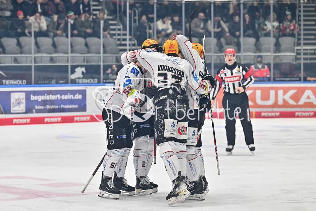 Augsburger Panther - Fischtown Pinguins | Jubel der Gaeste nach dem Treffer zum 0-2 durch Markus VIKINGSTAD (Fischtown Pinguins 37) / Freude / Happy / tor / torschuetze / DEL: Augsburger Panther - Fischtown Pinguins, Curt Frenzel Stadion am 08.01.2025