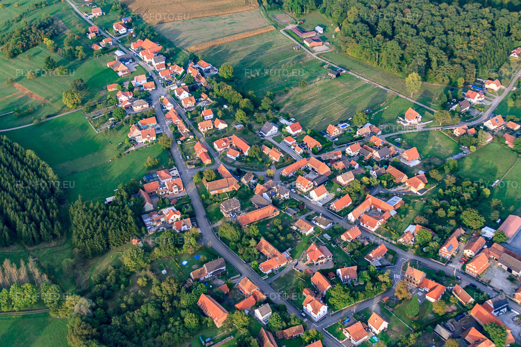 Vue aérienne: Vue de la ville depuis le sud à Kutzenhausen dans le département Bas Rhin, France – .Photo: IMG_53725.jpg prise le 30/09/2012 par Werner Riehm/FLY-FOTO.eu – Résolution de l'original: 4752 x 3168 px