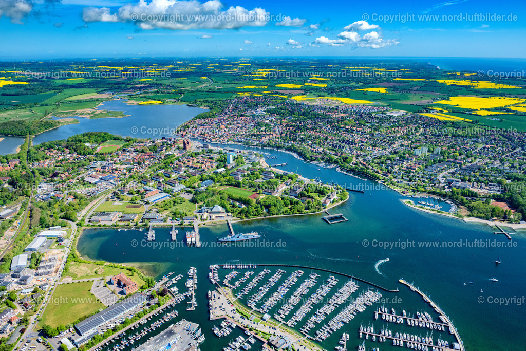 Neustadt_In_Holstein_ELS_4281150522 | NEUSTADT IN HOLSTEIN 15.05.2022 Ortsansicht an der Meeres-Küste der Ostsee in Neustadt in Holstein im Bundesland Schleswig-Holstein. // Townscape on the seacoast of Baltic Sea in Neustadt in Holstein in the state Schleswig-Holstein. Foto: Martin Elsen
