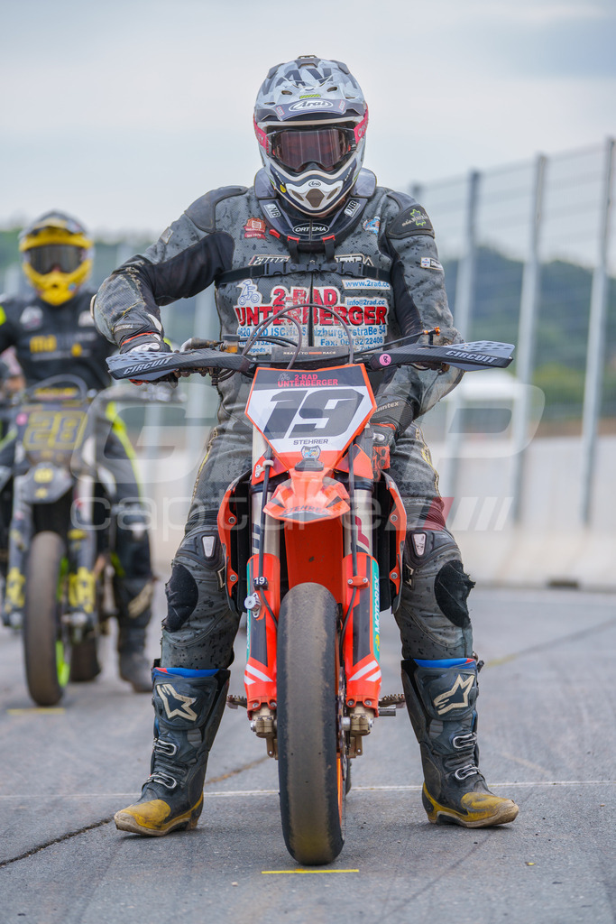 SuperMoto_Staatsmeisterschaft_Fuglau-1105 | GRIPcapture steht für authentische Sportfotografie in Österreich – für Momente, die mehr sind als Geschwindigkeit oder Ergebnis. Es geht um Emotion, Spannung, Fokus und den Augenblick, der oft nur einen Wimpernschlag dauert.Ob Motorsport, Teamsport oder 