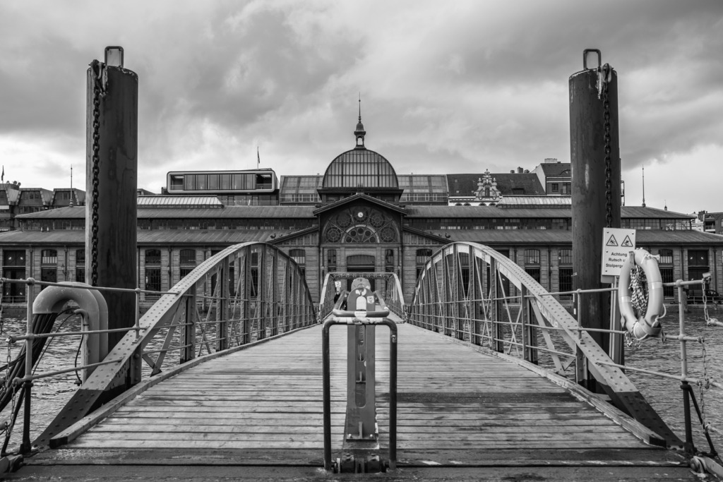 10230307 - An der Fischauktionshalle | Stilvolle Schwarzweiß-Aufnahme von der Fischauktionshalle in Altona. 
