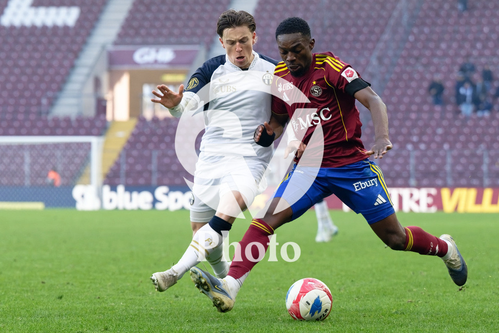 Brack Super League - Servette FC v FC Zurich | Bradley Mazikou (18 Servette FC) in action (close up) under pressure of Nevio Di Giusto (14 FC Zurich)  during the Brack Super League match between Servette FC and FC Zurich at Stade de Geneve in Geneva, Switzerland