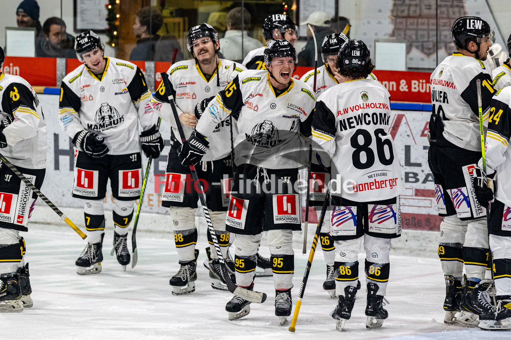 TSV Peißenberg Miners vs EA Schongau Mammuts | Eishockey Bayernliga 2023/2024, TSV Peißenberg Miners vs EA Schongau Mammuts, 20231215,
Siegerjubel und Erleichterung nach dem Derbysieg,
2023-12-15 in Peißenberg (Eisstadion)
7 Martin MAIER (Mammuts 7), 98 Philipp KEIL (Mammuts 98), 95 Florian HÖFLER (Mammuts 95), 26 Jan MÜLLER (Mammuts 26), 18 Simon MAUCHER (Mammuts 18), 19 Matthias MÜLLER (Mammuts 19)
Copyright: WolfgangxLindner foto-lindner.de