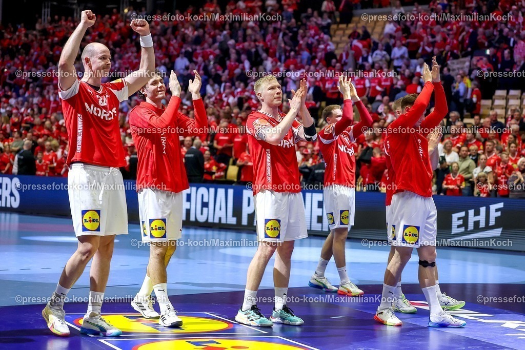 EHF16012602096 | 16.01.2026, Handball, Men's EHF EURO 2026, Dänemark - Nordmazedonien, Jyske Bank Boxen in Herning, Dänemark, Preliminary Round: Abschlussjubel nach dem Sieg der Dänen gegen Nordmazedonien.  Simon Hald Jensen (Denmark #34)  Magnus Saugstrup Jensen (Denmark #15) 
