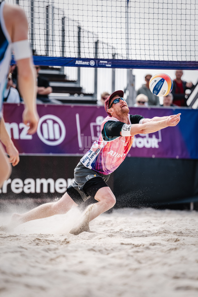 Beachvolleyball | Männer | German Beach Tour 2024 | Tourstop Bremen | 08.06.2024 | Yannick Harms springt zum Ball