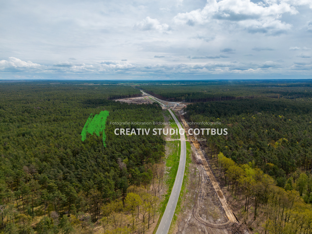 Bau der neuen Ortsumgehung Cottbus. | Bau der neuen Ortsumgehung Cottbus.
Gebaut wird ein Bundesstraßenknotenpunkt, der die Verknüpfung der B 97 im Osten und B 168 im Westen zur geplanten neuen Anschlussstelle an die BAB 15 bilden wird. Der Knotenpunkt wird so errichtet, dass der Verkehr über Brückenbauwerke geleitet wird und somit störungsfrei und ohne Ampelanlage fließen kann. Insgesamt werden 2,4 km neue Straße und vier Brückenbauwerke gebaut.

Mit der Errichtung der Faunabrücke vollzog sich 2021 der Baustart der Ortsumgehung. Im Winter 2021/22 wurde die Baufeldfreimachung für das jetzt beginnende Vorhaben umgesetzt.
Quelle: Landesbetrieb Straßenwesen Brandenburg. - Realisiert mit Pictrs.com