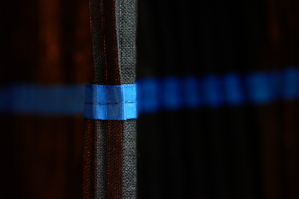 Blauer Saumbändel auf dem Juppenstoff | Riefensberg, Austria - September 14, 2017: Juppenwerkstatt Riefensberg; Blauer Saumbändel auf dem Juppenstoff. - Realisiert mit Pictrs.com