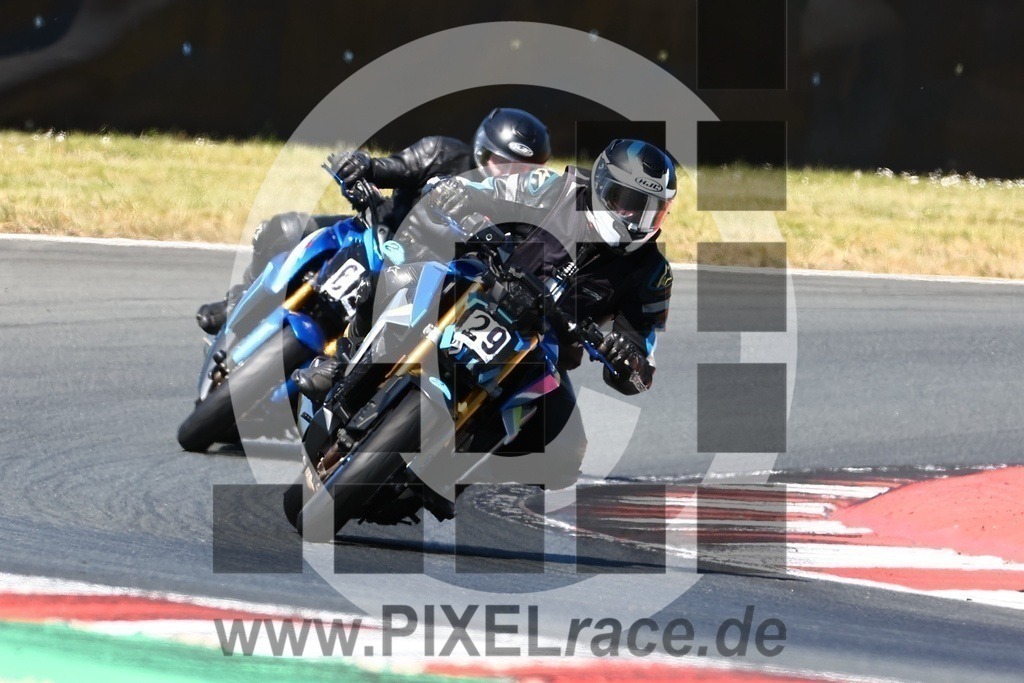0029-20240513_02046 | Schöne Erinnerungen an spannende Momente - das festzuhalten ist unser Job. PIXELrace.de ist seit 2003 auf den Rennstrecken Europas unterwegs um die Action draußen beim Fahren und die wunderbare Stimmung imm Fahrerlager für euch einzufangen.