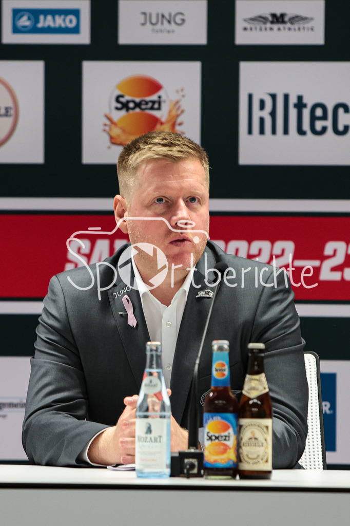 Augsburger Panther - Koelner Haie  | Panther Trainer Peter Russell auf der Pressekoferenz nach der Niederlage gegen Koeln