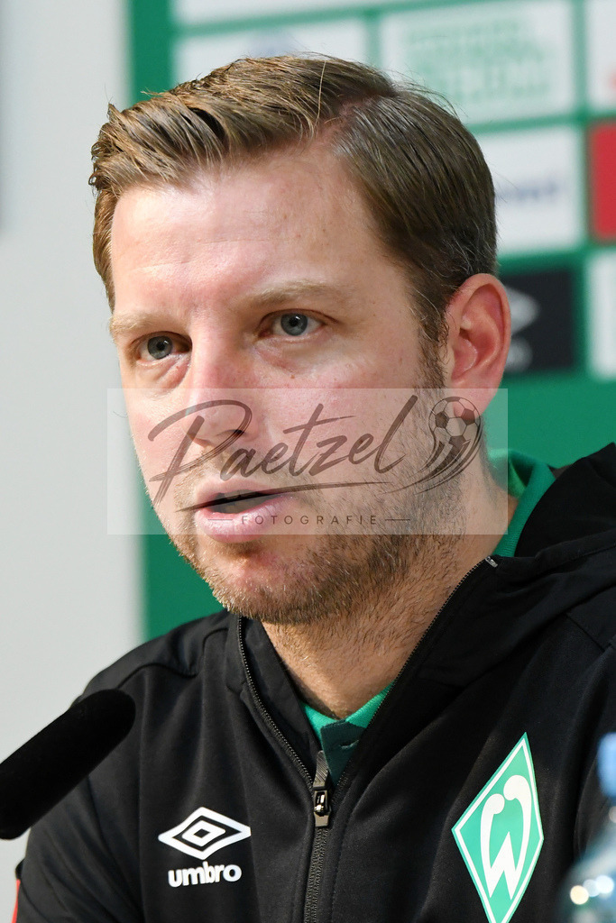 20200212_PKBREM_0027 | Fussball, Herren: Trainer Florian Kohfeldt (SV Werder Bremen) schaut waehrend der Pressekonferenz des SV Werder Bremen auf dem wohninvest Weserstadion am 12.02.2020 in Bremen, Deutschland. - Realisiert mit Pictrs.com